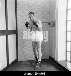 Henry Cooper, britischer Schwergewichtsmeister des Commonwealth, abgebildet während der Trainingseinheit vor dem nicht-Titelkampf gegen Cassius Clay (Wembley Stadium, 18th. Juni), im Fellowship Inn, Bellingham, South London, Sonntag, 16th. Juni 1963. Stockfoto