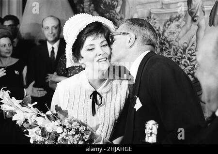 Sir Laurence Olivier an der italienischen Botschaft am Grosvenor Square, London, um Italiens Theaterpreis, den David di Donatello Award, benannt nach Donatellos David, zu erhalten, der von der Akademie des italienischen Kinos am Donnerstag, dem 30th. Mai 1963, verliehen wurde. Die Auszeichnung wurde von der italienischen Schauspielerin Gina Lollobrigida überreicht, sie flog eigens zu diesem Anlass. Stockfoto