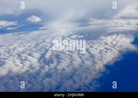 Stratosphärenwolken . Blick auf die weiße Wolkenlandschaft von oben Stockfoto