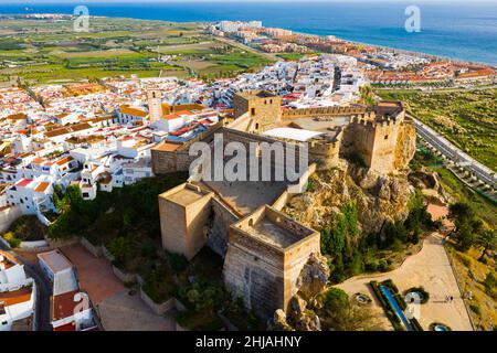 Blick von der Drohne auf die Burg in Salobrena mit Mittelmeer am Horizont Stockfoto