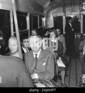 Oswald Mosley und seine Frau kehren am Mittwoch, den 1st. August 1962, nach Frankreich zurück. Die Familie Mosley besuchte heute das Old Street Magistrate Court, wo Sohn Max Mosley des drohenden Verhaltens beschuldigt wurde, plädierte er auf nicht schuldig, während der Union Movement Kundgebung (gestern) in Ridley Road, East End London Eine große Menschenmenge hatte sich versammelt, um eine Kundgebung des ehemaligen faschistischen Führers Sir Oswald Mosley und seiner antisemitischen Blackshirt-Gruppe, die eine Kundgebung im Londoner East End geplant hatte, zu stören. Mosley und seine Gruppe wurden angegriffen und zu Boden geschlagen, sobald seine Begegnung annahm Stockfoto