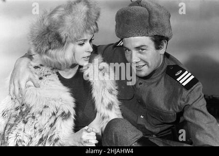 Albert Finney und Senta Berger beim Set der „Sieger“ in den Shepperton Studios. Albert Finney spendet sein Gehalt an das Waisenhaus der Schauspieler. Im Film spielt er die Rolle eines russischen Soldaten in Berlin und wird Russisch lernen. 7th. Januar 1963. Stockfoto