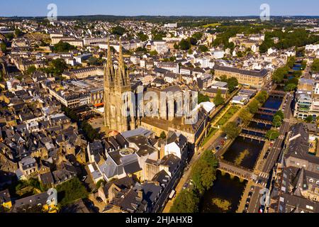 Blick von der Drohne auf die französische Stadt Quimper Stockfoto