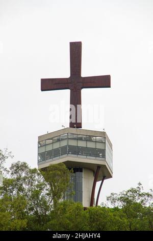 Aussichtspunkt Cruzeiro in Aparecida do Norte, Sao Paulo, Brasilien - 31. Dezember 2021: Blick auf den hügel cruzeiro in Aparecida do Norte in São Paulo, Brasilien. Stockfoto