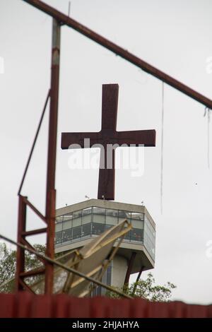 Aussichtspunkt Cruzeiro in Aparecida do Norte, Sao Paulo, Brasilien - 31. Dezember 2021: Blick auf den hügel cruzeiro in Aparecida do Norte in São Paulo, Brasilien. Stockfoto