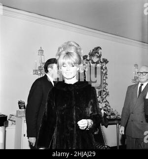 Brigitte Bardot (30) Schauspielerin im Bild beim Verlassen des Westbury ...