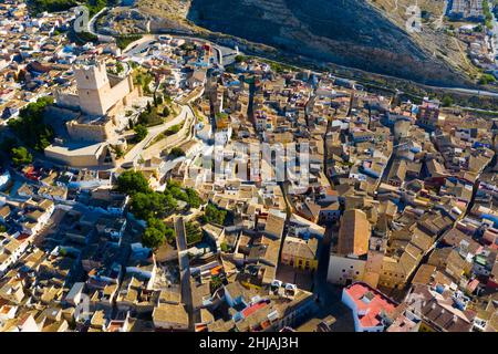 Blick von der Drohne auf die spanische Stadt Villena mit Blick auf das Schloss Atalaya Stockfoto