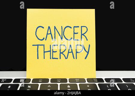 Textschild mit der Anzeige der Krebstherapie. Geschäftsübersicht die Behandlung von Krebs bei einem Patienten oft mit Chemotherapie Office Supplies Over Desk With Stockfoto