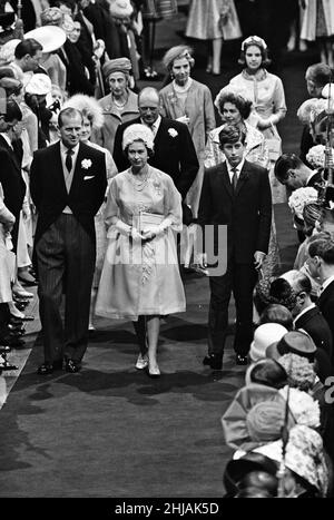 Die Hochzeit von Prinzessin Alexandra von Kent und Angus Ogilvy in der Westminster Abbey. Die Gäste Prince Philip, Queen Elizabeth II und Prince Charles kommen an. 24th. April 1963. Stockfoto