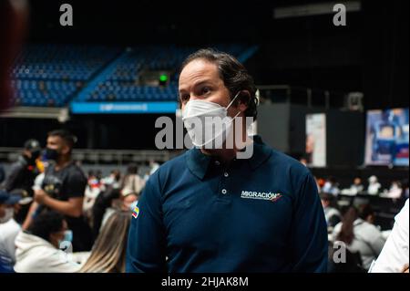 Bogota, Kolumbien. 27th Januar 2022. Juan Francisco Espinosa Palacios, Generaldirektor des kolumbianischen Migrationsbüros, beaufsichtigt die Massenüberstellung von befristeten Aufenthaltsgenehmigungen an venezolanische Migranten am 27. Januar 2022. Colombia Migration organisiert Massenveranstaltungen, um den venezolanischen Migranten in einem Zeitraum von 7 Tagen mehr als 70,000 temporäre Berechtigungsausweise zu gewähren. Kredit: Long Visual Press/Alamy Live Nachrichten Stockfoto