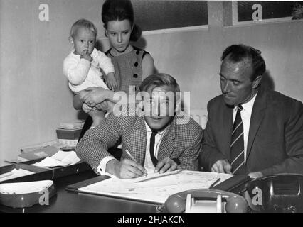 Tony Waddington Stoke City Manager (rechts) mit Neuzugang Peter Dobing um Juli 1963. Stockfoto