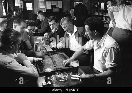 Die Dominospieler der Olde leathern Bottel, Wednesbury. Einen Witz teilen, ein Bier und eine Zigarette genießen. 28th. Juli 1963 Stockfoto