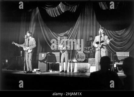 The Beatles in concert at the ABC Theatre and Cinema Northampton 6th November 1963. Von links nach rechts sind Paul McCartney, George Harrison, Ringo Starr und John Lennon Dieses Konzert war Teil der Herbst-Tournee, als Beatlemania explodierte. 1963 erschien eine ikonische Single wie Please Please Please Me, From Me To You und She Loves You, die zu diesem Zeitpunkt in den Charts hoch gefahren war. Die Jungen waren auch gerade bei der Royal Command Performance im Prince of Wales Theatre in London in Anwesenheit der Queen Mother und Prinzessin Margaret aufgetreten. Bild aufgenommen am 6th. November 1963 Stockfoto