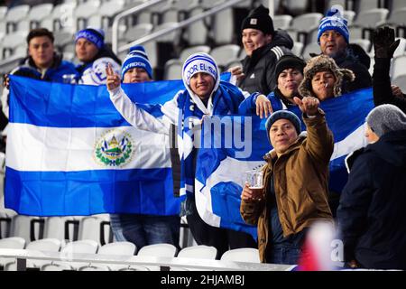 Columbus, Ohio, USA. 27th Januar 2022. El Salvador Fans vor dem Spiel zwischen El Salvador und den Vereinigten Staaten in Columbus, Ohio, USA. Kredit: Brent Clark/Alamy Live Nachrichten Stockfoto