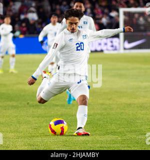 Columbus, Ohio, USA. 27th Januar 2022. Der Mittelfeldspieler Enrico Hernandez (20) von El Salvador trifft in einem Spiel in Columbus, Ohio, USA, auf das Netz. Kredit: Brent Clark/Alamy Live Nachrichten Stockfoto