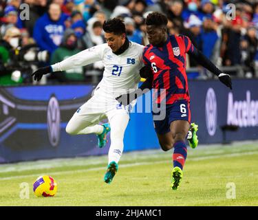 Columbus, Ohio, USA. 27th Januar 2022. Der El Salvador-Verteidiger Bryan Tamacas (21) kämpft für den Ball gegen den US-Mittelfeldspieler Yunus Musah (6) in Columbus, Ohio, USA. Kredit: Brent Clark/Alamy Live Nachrichten Stockfoto