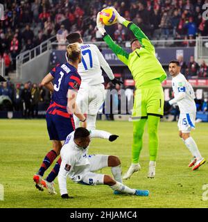 Columbus, Ohio, USA. 27th Januar 2022. El Salvador-Torwart Mario Gonzalez (1) rettet sich gegen die Vereinigten Staaten in Columbus, Ohio, USA. Kredit: Brent Clark/Alamy Live Nachrichten Stockfoto