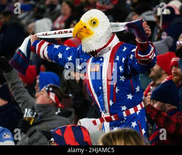 Columbus, Ohio, USA. 27th Januar 2022. Ein US-Fan feiert in der zweiten Halbzeit in Columbus, Ohio, USA, das Tor des US-Verteidigers Antonee Robinson (5) gegen El Salvador. Kredit: Brent Clark/Alamy Live Nachrichten Stockfoto