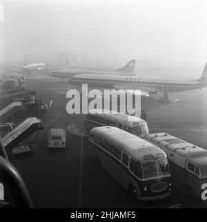 Es ist ein langes Warten auf Flugzeuge am Flughafen Gatwick, aufgrund von Nebel, dem einzigen für die Flugzeuge in London geöffneten Flugplatz, wuchs die Schlange den ganzen Tag lang. 6th. Dezember 1962. Stockfoto