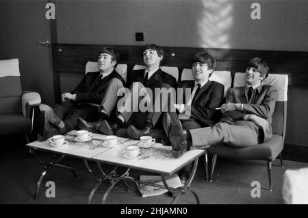 Die Beatles entspannen sich während der Proben im Prince of Wales Theatre in London für die Royal Variety Command Performance, die später am selben Tag, dem 4th. November 1963, stattfinden soll. **Bitte beachten Sie - dies ist ein PROBENFOTO, das früher am Tag, am selben Tag vor der eigentlichen Veranstaltung, aufgenommen wurde*** Bild aufgenommen am 4th. November 1963 Stockfoto