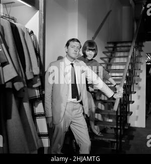 Mary Quant, Modedesignerin und Expertin, fotografiert mit ihrem Mann Alexander Plunkett-Greene, in ihrem Knightsbridge-Shop.Bild aufgenommen am 18th. September 1962 Stockfoto