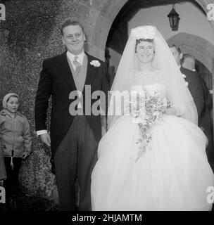 Die britische Rallyefahrerin Ann Wisdom, Mitfahrerin von Pat Moss, stellt sich nach ihrer Hochzeit in der Ferring Parish Church in Sussex ein Bild mit ihrem Mann Peter Riley vor. 12th. März 1962. Stockfoto