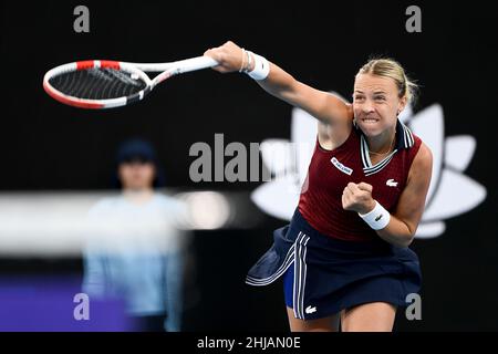 Sydney, Australien, 13. Januar 2022. Anet Kontaveit aus Estland serviert den Ball während des Sydney Classic Tennis Spiels zwischen Ons Jabeur aus Tunesien und Anet Kontaveit aus Estland. Quelle: Steven Markham/Speed Media/Alamy Live News Stockfoto