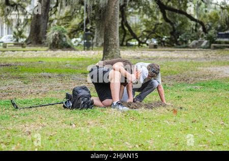 NEW ORLEANS, LA - 20. FEBRUAR 2016: Männer mit Metalldetektor im City Park Stockfoto