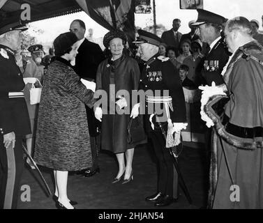 Königin Elizabeth II. Besucht die West Midlands. Sir Edgar Stephens, Clerk der Lieutenancy, wird der Königin auf der Solihull Station vorgestellt. Auf der linken Seite ist Lord Willoughby de Broke, Oberleutnant von Warwickshire, und auf der rechten Seite der Bürgermeister von Solihull, Stadtrat J Leslie Shepherdson. 25th Mai 1962. Stockfoto