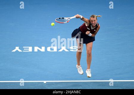 Sydney, Australien, 13. Januar 2022. Anet Kontaveit aus Estland serviert den Ball während des Sydney Classic Tennis Spiels zwischen Ons Jabeur aus Tunesien und Anet Kontaveit aus Estland. Quelle: Steven Markham/Speed Media/Alamy Live News Stockfoto