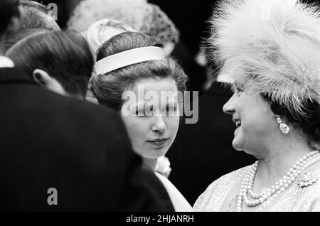 Die Hochzeit von Prinzessin Alexandra von Kent und Angus Ogilvy in der Westminster Abbey. Abgebildet ist die Brautjungfer Anne, Prinzessin Royal mit ihrer Großmutter Königin Elizabeth, der Königin Mutter. 24th. April 1963. Stockfoto