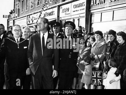 Während Prince Philip durch das Billingham Square Shopping Center geht, sieht er sich das neue zweistufige Shopping-Layout an. 15th. Oktober 1963. Stockfoto