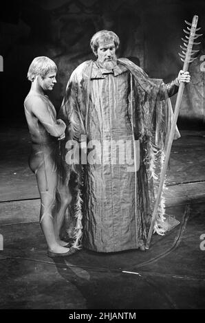 Fotoanruf für das William Shakespeare-Stück „The Tempest“ im Royal Shakespeare Theatre, Stratford-upon-Avon. Abgebildet, von links nach rechts, „Ariel“ (Ian Holm) und „Prospero“ (Tom Fleming). 1st. April 1963. Stockfoto