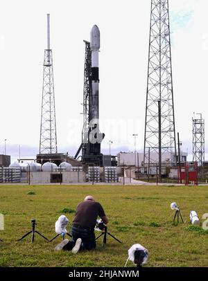 Cape Canaveral, Usa. 27th Januar 2022. Eine SpaceX Falcon 9-Rakete steht auf der PAD 40 auf der Weltraumstation Cape Canaveral in Cape Canaveral zum Start bereit. Der heutige geplante Start wurde aufgrund des ungünstigen Wetters um 24 Stunden verzögert. Die Rakete trägt den zweiten Radarüberwachungssatelliten COSMO-SkyMed der zweiten Generation, CSG 2, der italienischen Weltraumorganisation ASI. Kredit: SOPA Images Limited/Alamy Live Nachrichten Stockfoto