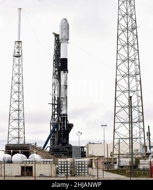 Cape Canaveral, Usa. 27th Januar 2022. Eine SpaceX Falcon 9-Rakete steht auf der PAD 40 auf der Weltraumstation Cape Canaveral in Cape Canaveral zum Start bereit. Der heutige geplante Start wurde aufgrund des ungünstigen Wetters um 24 Stunden verzögert. Die Rakete trägt den zweiten Radarüberwachungssatelliten COSMO-SkyMed der zweiten Generation, CSG 2, der italienischen Weltraumorganisation ASI. Kredit: SOPA Images Limited/Alamy Live Nachrichten Stockfoto