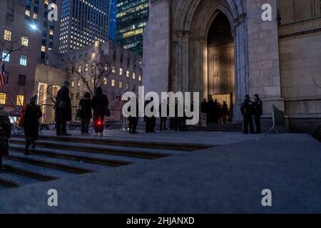 New York, Usa. 27th Januar 2022. NEW YORK, NY - 27. JANUAR: Hunderte von New Yorkern und Polizisten stehen Schlange, um am 27. Januar 2022 in New York City in der St. Patrick's Cathedral dem New Yorker Polizeibeamten Jason Rivera ihren Respekt zu zollen. Der Polizeibeamte der NYPD, Jason Rivera, wurde am 21. Januar 2022 durch einen Schützen getötet, als er auf einen inländischen Streitanruf reagierte. Kredit: Ron Adar/Alamy Live Nachrichten Stockfoto