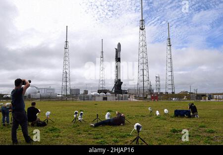 Cape Canaveral, Usa. 27th Januar 2022. Eine SpaceX Falcon 9-Rakete steht auf der PAD 40 auf der Weltraumstation Cape Canaveral in Cape Canaveral zum Start bereit. Der heutige geplante Start wurde aufgrund des ungünstigen Wetters um 24 Stunden verzögert. Die Rakete trägt den zweiten Radarüberwachungssatelliten COSMO-SkyMed der zweiten Generation, CSG 2, der italienischen Weltraumorganisation ASI. (Foto von Paul Hennessy/SOPA Images/Sipa USA) Quelle: SIPA USA/Alamy Live News Stockfoto