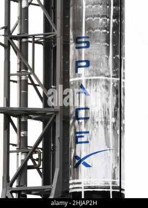 Cape Canaveral, Usa. 27th Januar 2022. Eine SpaceX Falcon 9-Rakete steht auf der PAD 40 auf der Weltraumstation Cape Canaveral in Cape Canaveral zum Start bereit. Der heutige geplante Start wurde aufgrund des ungünstigen Wetters um 24 Stunden verzögert. Die Rakete trägt den zweiten Radarüberwachungssatelliten COSMO-SkyMed der zweiten Generation, CSG 2, der italienischen Weltraumorganisation ASI. (Foto von Paul Hennessy/SOPA Images/Sipa USA) Quelle: SIPA USA/Alamy Live News Stockfoto