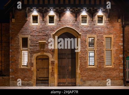 Die Kostümwerkstatt entlang der Uferstraße Nacht. Stratford-Upon-Avon, Warwickshire, England Stockfoto