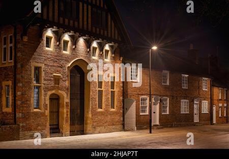 Die Kostümwerkstatt und die Hütten entlang der Uferstraße Nacht. Stratford-Upon-Avon, Warwickshire, England Stockfoto