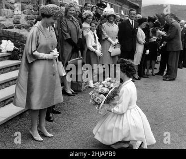 Die Queen wird in den Büros der U.D.C mit einem Blumenstrauß präsentiert. 10th. August 1963. Stockfoto