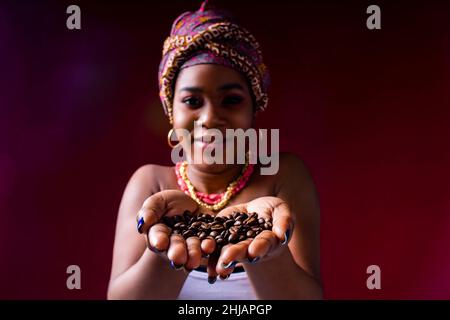 Schöne afroamerikanische Frau mit Turban den Kopf im Studio Stockfoto