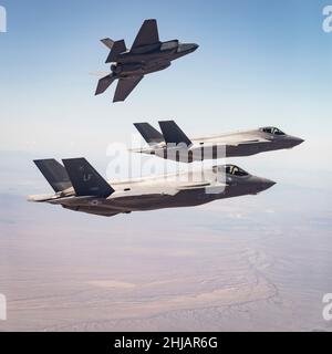 Usa. 27th Januar 2022. DATEIDATUM UNBEKANNT: Die F-35C Lightning II ist die erste niedrig beobachtbare Carrier-basierte Luftfahrtplattform der US Navy. Die F-35 wird als Ersatz für die F/A-18C/D Hornet als primärer Offensivkämpfer der Trägerstreikgruppe für die Luftverteidigung und die Nahluftunterstützung erworben. Für die US Navy ist ein Wettlauf gegen die Zeit im Gange, um eines ihrer abstürzte Kampfflugzeuge zu erreichen - bevor die Chinesen zuerst dorthin gelangen. Das 100m F35-C-Dollar-Flugzeug kam im Südchinesischen Meer nach dem, was die Marine als „Missgeschick“ beim Start von der USS Carl Vinson beschreibt. (Bild: © Lockheed Martin/ZUM Stockfoto