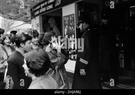 Szenen im Prince of Wales Theatre in London, als die Beatles heute am Haupteingang ankamen, um die Royal Variety Command Performance zu Proben. Bild aufgenommen am 4th. November 1963 Stockfoto