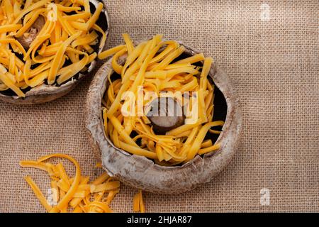 Großer schwarzer Pilz mit Käse zum Grillen oder Grillen Stockfoto