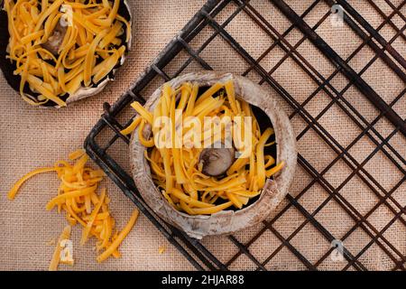 Großer schwarzer Pilz mit Käse zum Grillen oder Grillen Stockfoto