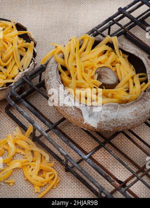 Großer schwarzer Pilz mit Käse zum Grillen oder Grillen Stockfoto