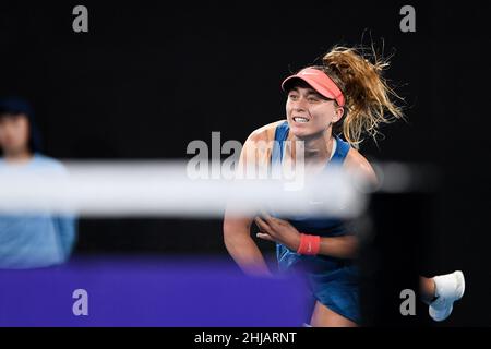 Sydney, Australien, 14. Januar 2022. Paula Badosa aus Spanien serviert den Ball während des Sydney Classic Tennis-Spiels zwischen Paula Badosa aus Spanien und Daria Kasatkina aus Russland. Quelle: Steven Markham/Speed Media/Alamy Live News Stockfoto