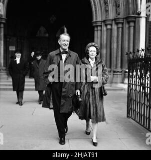 Ian Fleming, Schöpfer von James Bond, und seine Frau vor Gericht wegen des Falles „Thunderball“. 3rd. Dezember 1963. R9623. Stockfoto