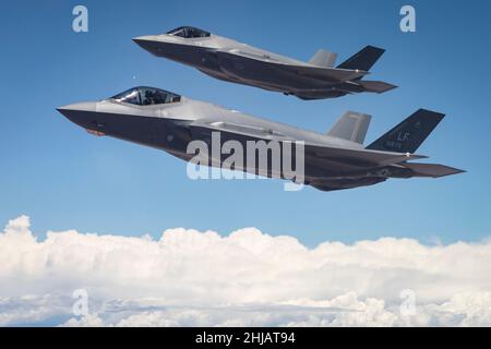 Usa. 27th Januar 2022. DATEIDATUM UNBEKANNT: Die F-35C Lightning II ist die erste niedrig beobachtbare Carrier-basierte Luftfahrtplattform der US Navy. Die F-35 wird als Ersatz für die F/A-18C/D Hornet als primärer Offensivkämpfer der Trägerstreikgruppe für die Luftverteidigung und die Nahluftunterstützung erworben. Für die US Navy ist ein Wettlauf gegen die Zeit im Gange, um eines ihrer abstürzte Kampfflugzeuge zu erreichen - bevor die Chinesen zuerst dorthin gelangen. Das 100m F35-C-Dollar-Flugzeug kam im Südchinesischen Meer nach dem, was die Marine als „Missgeschick“ beim Start von der USS Carl Vinson beschreibt. (Bild: © Lockheed Martin/ZUM Stockfoto